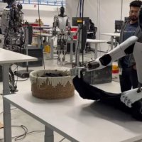 Prezantohet roboti që palos rroba