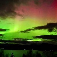 Qielli i natës në Skoci është ndriçuar nga dritat veriore